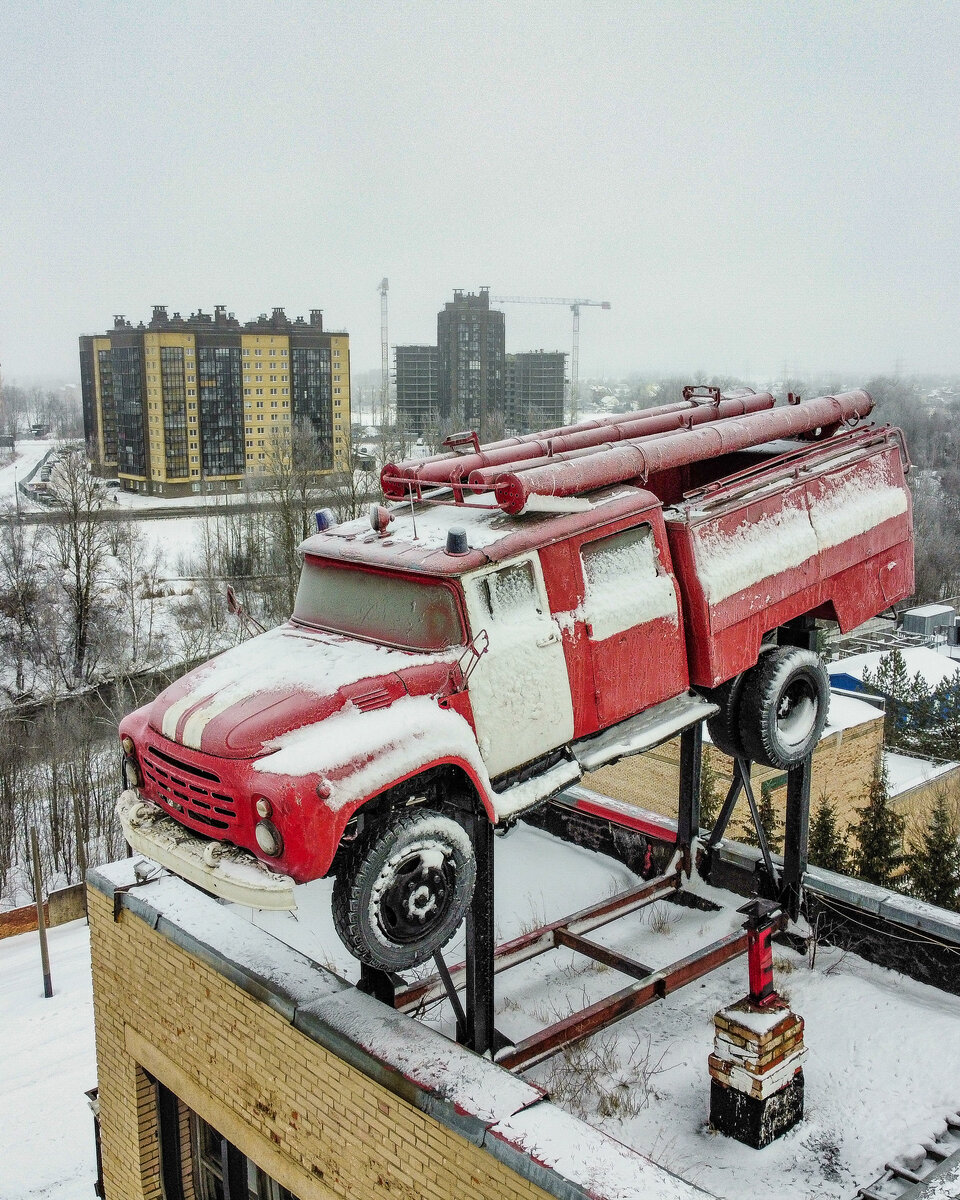 У многих, впервые увидевших эту машину сразу возникает ассоциация с летающей  Волгой из фильма "Черная молния")