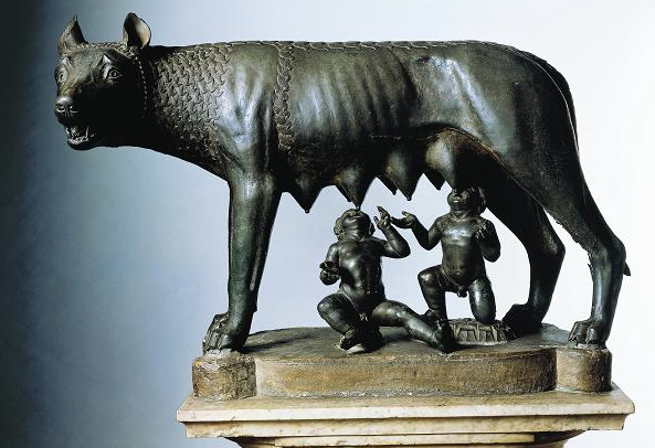 Италийская волчица кормил Ромула и Рема 