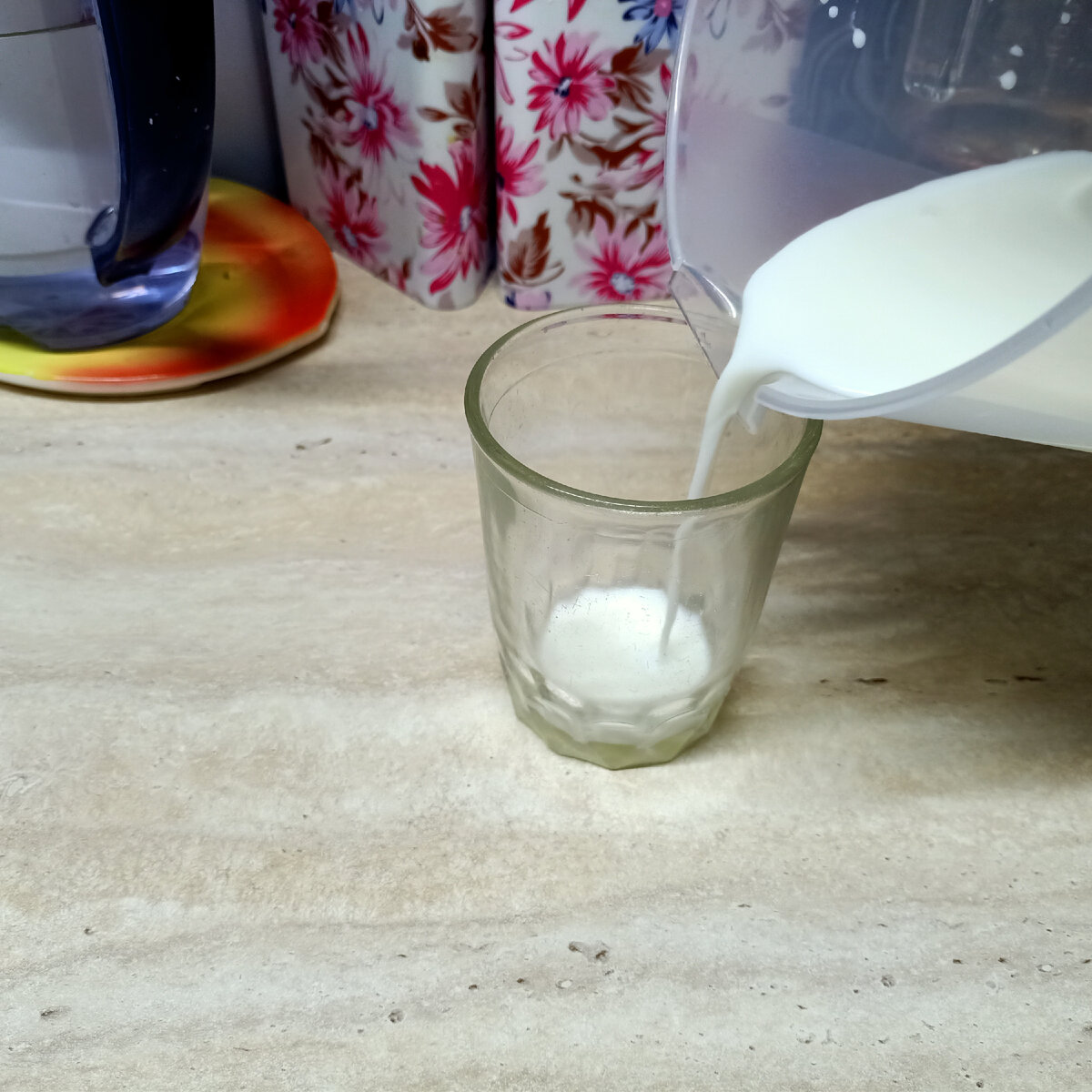 наливаем молоко