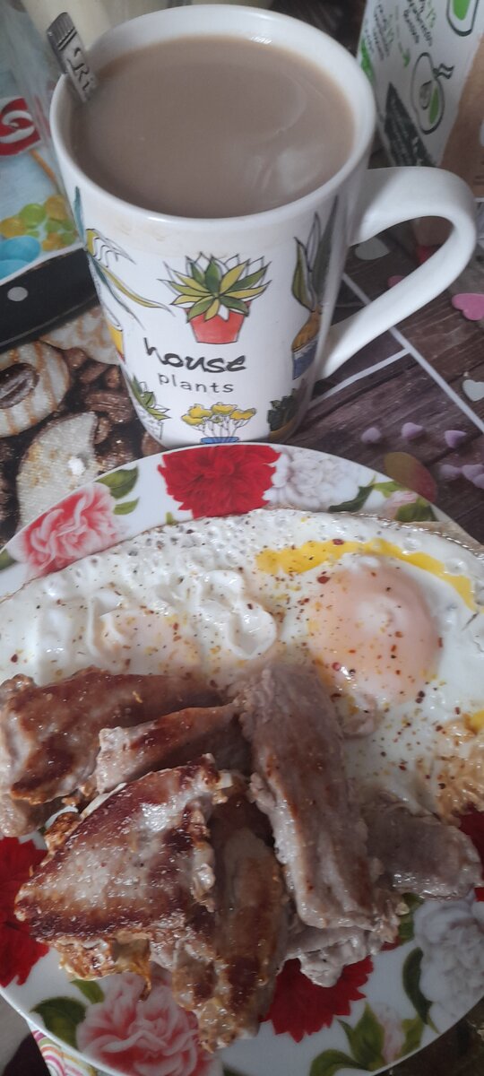 Завтрак дюкановский, яйца и мясо, кофе с молоком и заменителем сахара.