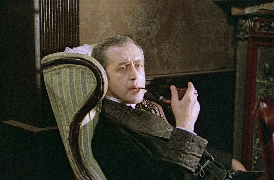 Кадр из фильма. Шерлок Холмс на кресле.