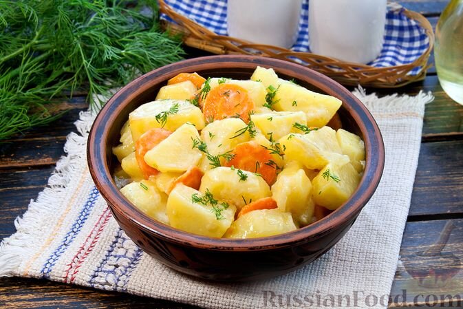картофель, лук репчатый, морковь, сметана, масло растительное, масло сливочное, соль, перец чёрный молотый, зелень укропа