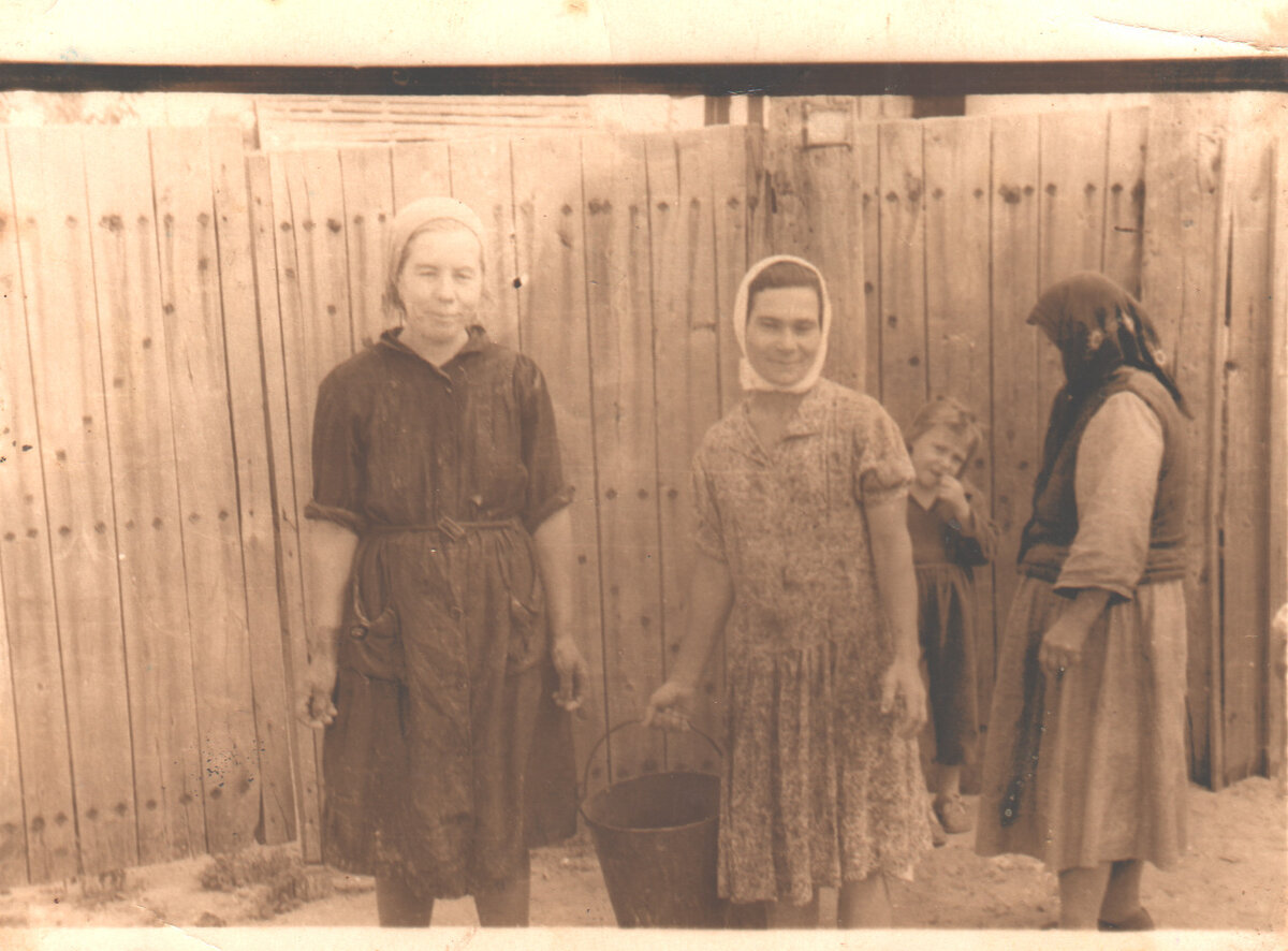 Ольга в рабочем халате у двора моей бабушки