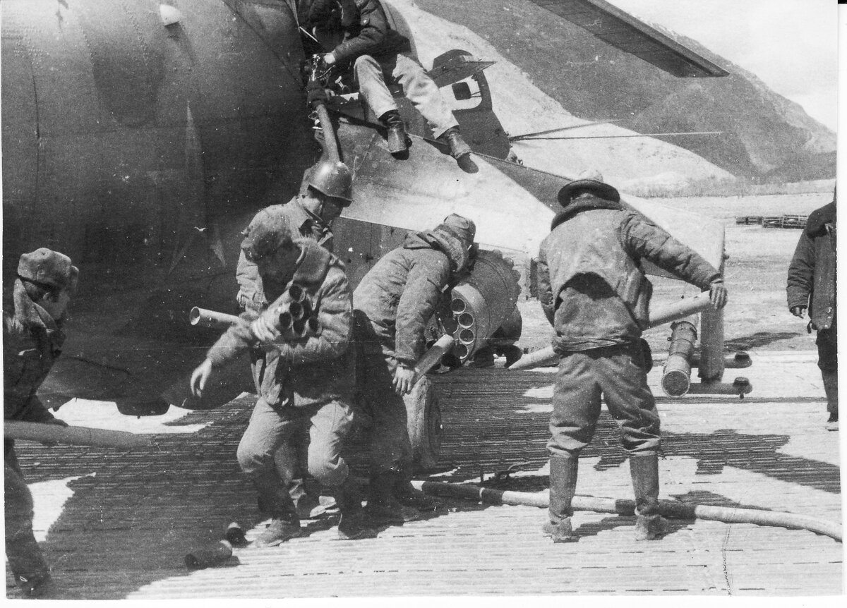 Фотография из открытого доступа. Пополнение боекомплекта и заправка МИ-24. Все бегом.