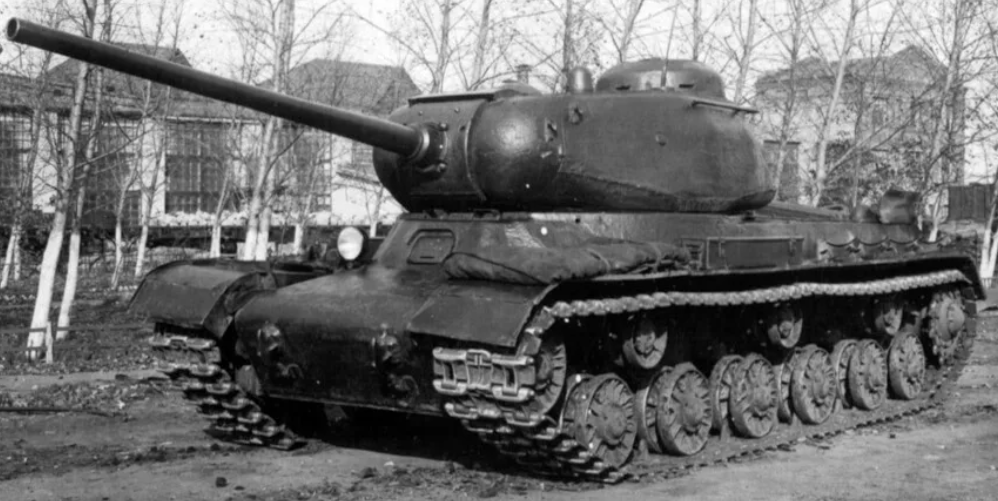 Советский тяжёлый танк периода Второй мировой войны. Аббревиатура ИС означает «Иосиф Сталин» - официальное название серийных советских тяжёлых танков выпуска 1943-1953 гг. Индекс 1 соответствует первой серийной модели танка этого семейства.