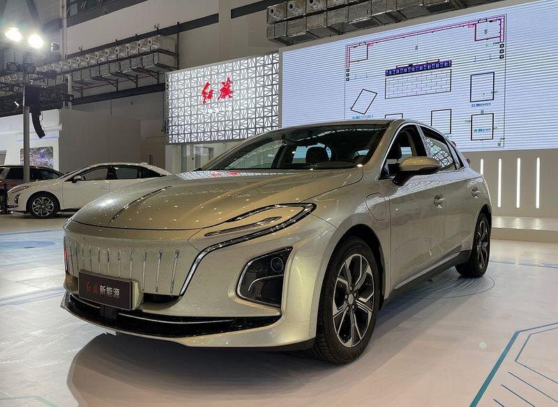 Идеальный автомобиль для российского чиновника – Hongqi E-QM 5 