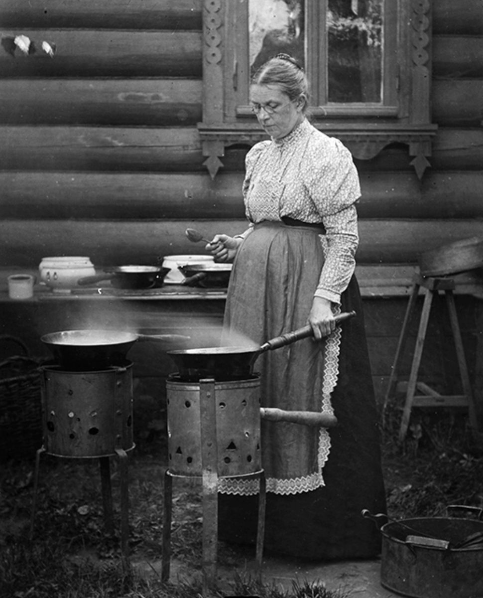 Приготовление варенья на даче, 1900 год.