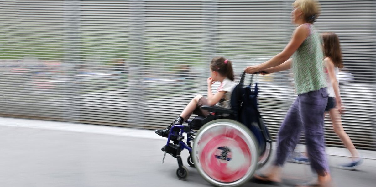 ИСТОРИИ Осуждение против сочувствия. Почему общество оправдывает родителей, убивших детей с инвалидностью
Анастасия Ларионова


Когда СМИ публикуют новости о том, как дети с инвалидностью погибают из-за жестокости родителей и родственников, люди часто оправдывают поведение убийц и говорят, что они поступили правильно, «избавили детей от страданий». Но с этой позицией явно что-то не так.

«Они были чудесной любящей семьей»: история Джорджа Ходжинса
Джордж Ходжинс родился и жил в городе Саннивейл в США. У него был аутизм. Джордж любил подолгу гулять, слушать музыку и смотреть мультфильмы Disney. В 2012 году, когда ему было 22 года, его застрелила собственная мать. Сразу же после этого женщина совершила самоубийство.

СМИ писали, что «любящая и заботливая» мама Джорджа была просто «подавлена постоянной заботой о ребенке». Читатели оправдывали ее действия и сочувствовали ее положению, называли «ангелом-хранителем».

О самом Джордже говорили только негативное: что он был агрессивным, тяжелым человеком, который не отвечал взаимной любовью матери. «У него вызывали трудности повседневные вещи, он с трудом говорил и боялся каждой встречной собаки». Соседи семьи регулярно давали интервью и рассказывали, как переживала мать, пытаясь найти подходящую школу для сына. «Она сильно любила его, они были невероятно близки». В одной статье мама ребенка с РАС сказала, что, по ее мнению, «каждая мать с таким ребенком испытывала похожие эмоции».