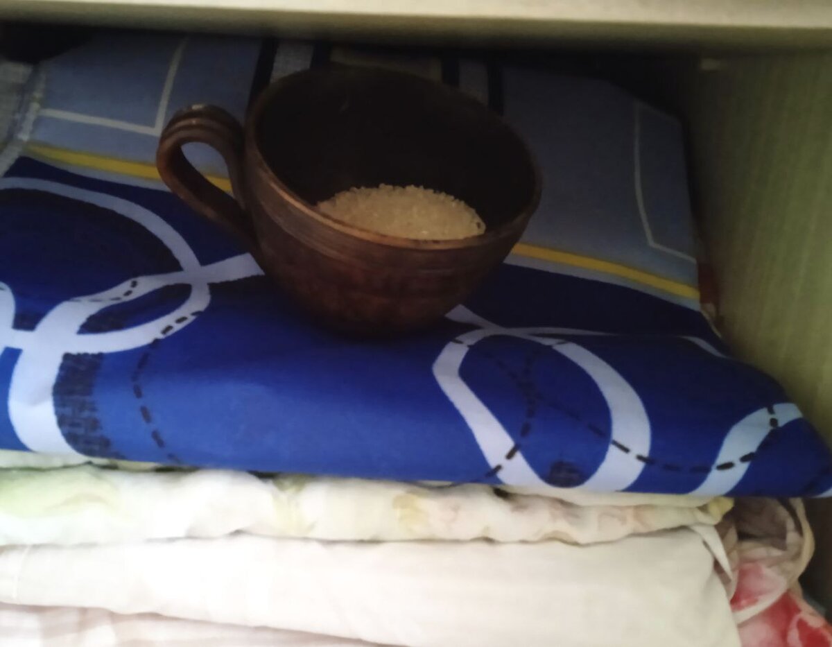 Când simte un miros de mucegai în dulap, las acolo un bol cu ​​orez.  Acest truc de viață elimină mirosul, dar pentru ca acesta să nu mai apară, este necesar să se reducă umiditatea din apartament