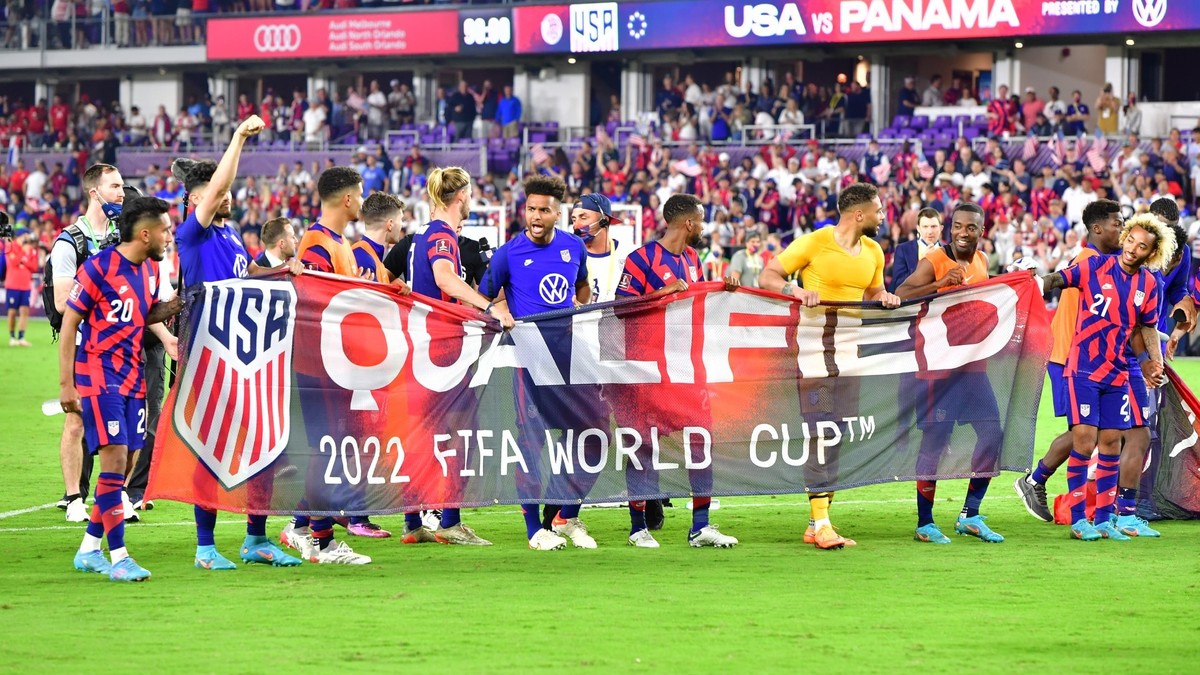 Источник: https://www.goal.com/en/news/usmnt-accidentally-celebrate-with-banner-saying-qualified/bltdc37b075600a927f