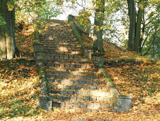 Искусственный холм в Малом парке Аркадия. Фото автора