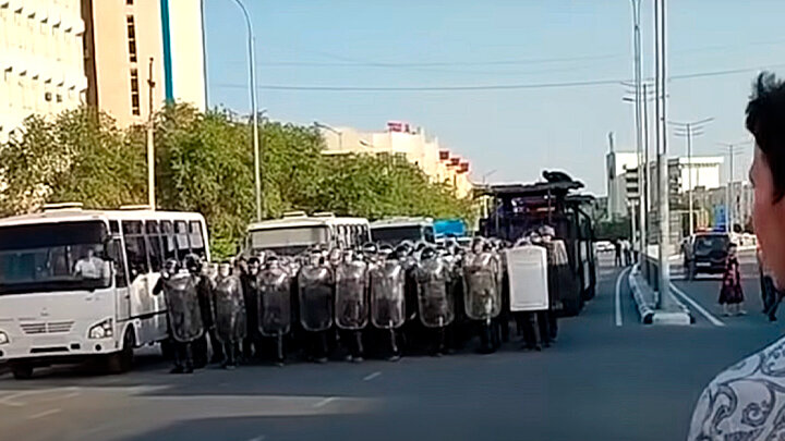 СОБЫТИЯ В НУКУСЕ. 2 ИЮЛЯ 2022 ГОДА. ФОТО: СКРИНШОТ КАДРА ВИДЕО / YOUTUBE.COM