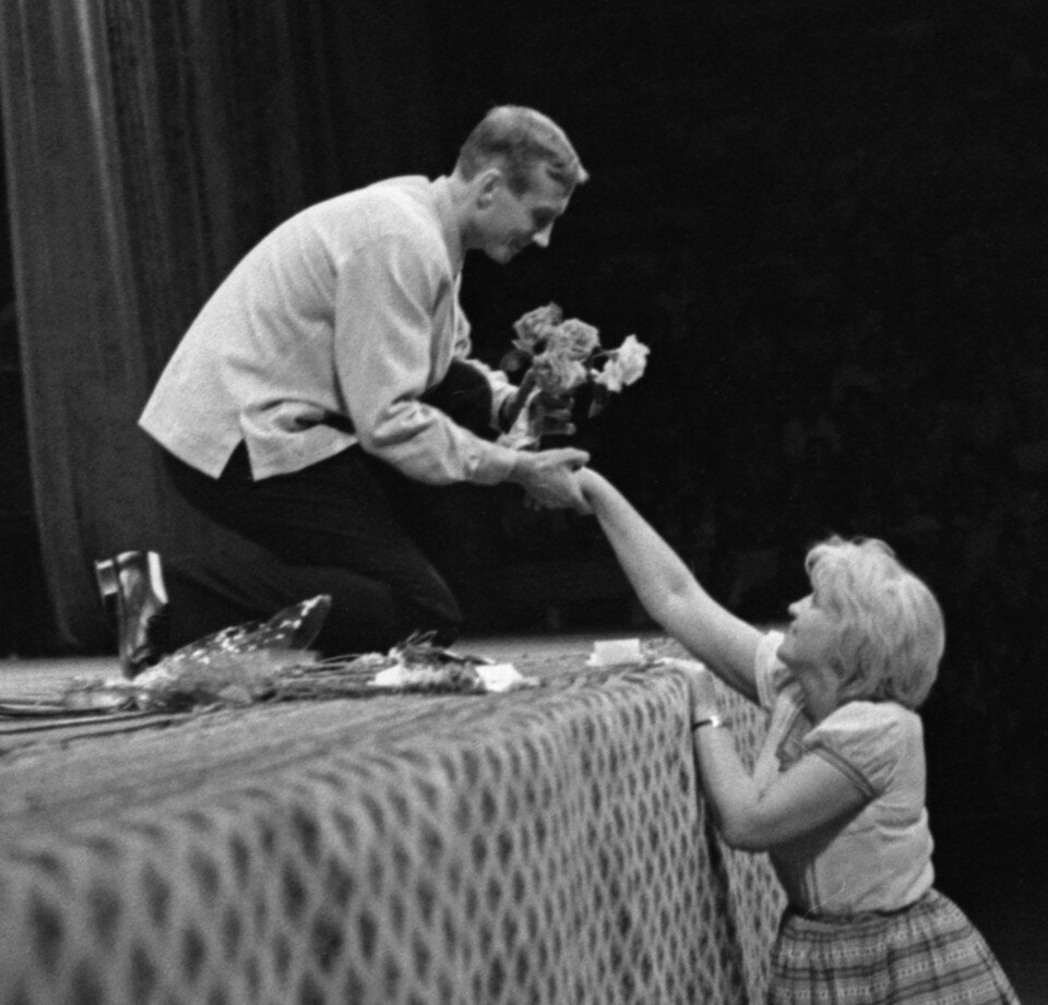     Поэт Евгений Евтушенко на своем авторском вечере во Дворце спорта Центрального стадиона имени В. И. Ленина, 1966 г. Фото: Владимир Савостьянов/ТАСС