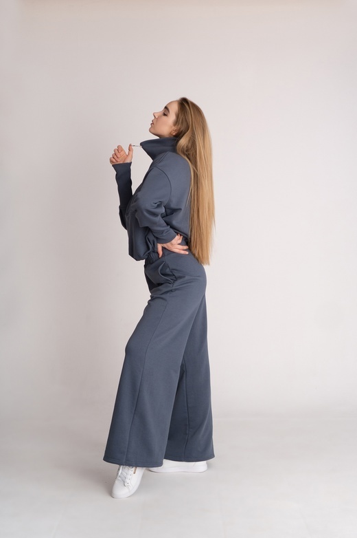 Костюм "Лиза". Продуман таким образом, чтобы выглядеть выше и стройней. 