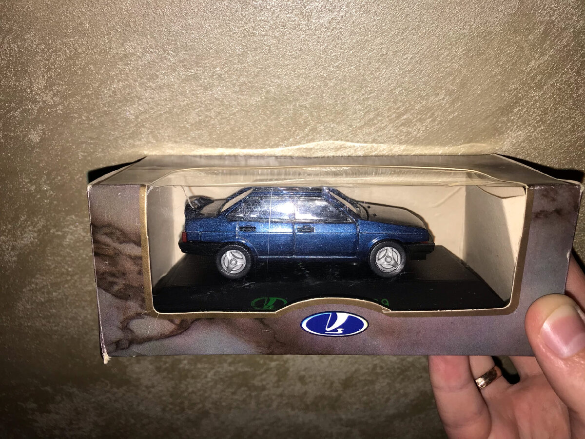 На фото нас встречает ранняя модель на подставке.