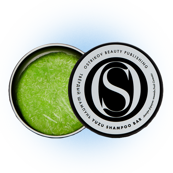 
купить603 руб.Твердый шампунь Yuzu Shampoo Bar, Ostrikov Beauty PublishingПервое, что понравилось, — алюминиевая упаковка. Она не размокает в ванной и удобна в поездках. В планах использовать банку как рефил. Сама таблетка прикольно выглядит, хорошо пенится, не тает от воды, так что расходуется медленно. Еще у нее очень крутой запах. Он не слишком кислый: свежий, фруктовый, даже с небольшой сладостью. На волосах не задерживается, но во время мытья слышен ярко. После шампуня не нужен кондиционер. Средство очищает кожу головы мягко, не пересушивая пряди. Волосы после него мягкие, воздушные, напитанные и как будто меньше пушатся.