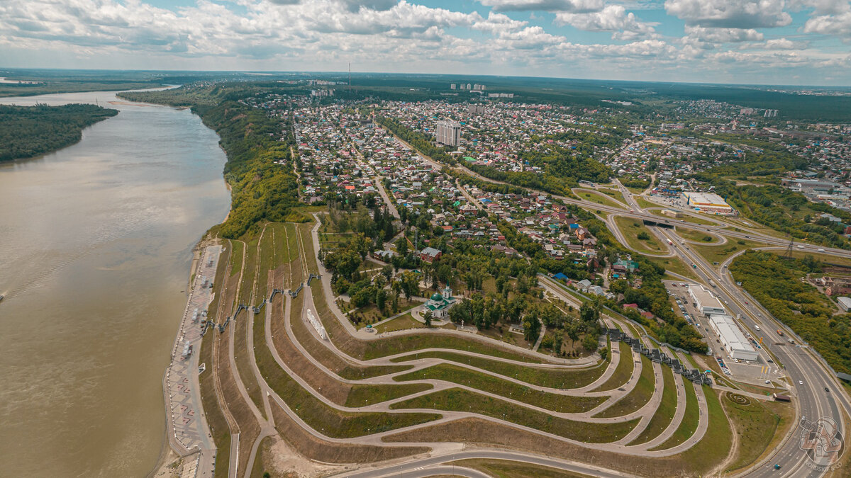 Панорама Барнаула на въезде в город (мост через Обь и Нагорный парк)