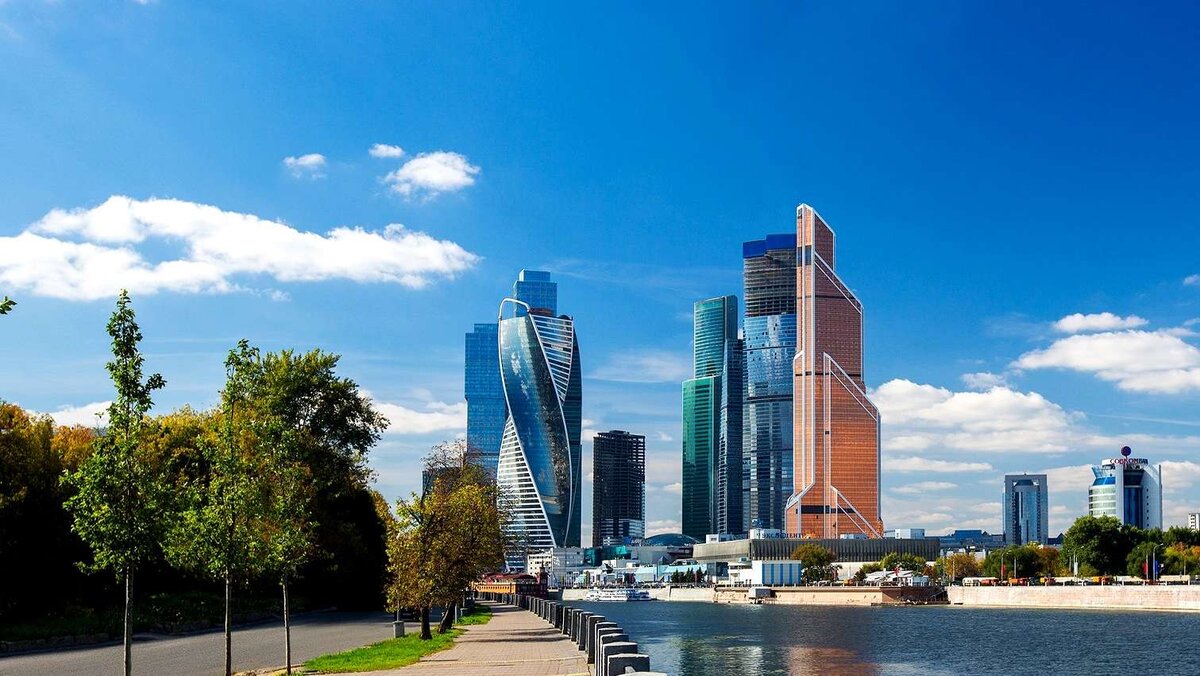  Тихая и спокойная набережная Москвы, протянувшаяся по правому берегу Москвы – реки в районе Дорогомилово Западного административного округа столицы.