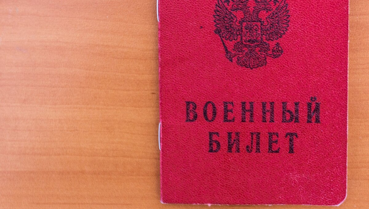     Если срочную службу еще не проходили, то игнорировать нельзя. А если на руках военный билет…
