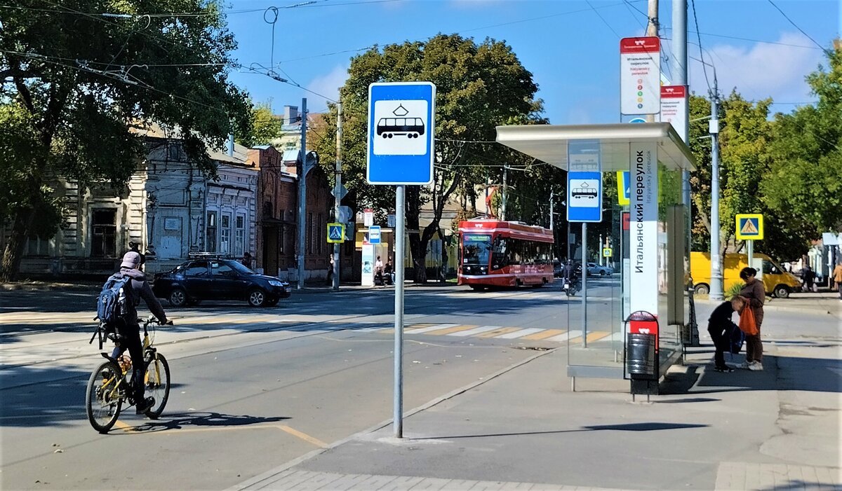 Трамвайная остановка "Итальянский переулок". Улица Фрунзе. Таганрог.