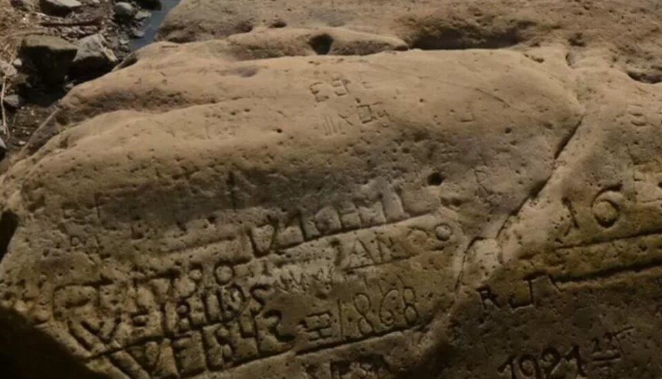 Напоминание о былых засухах на камнях