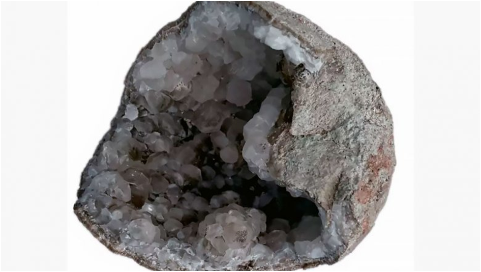  Недаавно появилась такая информации:
«Заполненные кристаллами гигантские яйца динозавров нашли в Китае
Внутренняя поверхность находки была полностью усеяна сияющими минералами.



 
Источник: Qing He et al/Journal of Paleontology
Два больших кристаллизованных яйца динозавров обнаружили палеонтологи в провинции Аньхой, Китай. Исследование ученых опубликовано в научном издании Live Science.
В бассейне Цяньшань были найдены три древних артефакта, однако один из них был утерян. Специалисты установили, что два оставшихся яйца принадлежат ранее неизученной рептилии, поэтому их классифицировали как оовид — так называют динозавров, которые известны лишь по яйцам.
По словам специалистов, размер находок можно сравнить с пушечным ядром: длина составляет от 105 до 137 мм, а ширина объекта — от 99 до 134 мм. Однако главная особенность яиц заключается в другом. Их внутренняя поверхность заполнена сияющими кристаллами кальцита».

