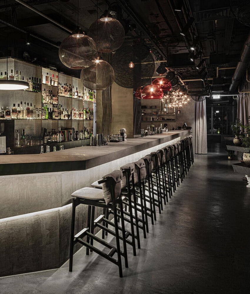 Барные стулья Hans c мягким сиденьем и подушкой. Бар:High bar. Дизайнер интерьера: Наталья Белоногова