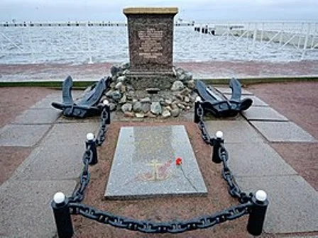В ночь на 5 октября 1941 года для содействия наступлению войск 8-й армии корабли Охраны водного района Кронштадта в районе Нового Петергофа высадили специально сформированный десантный отряд в составе 498 моряков во главе с полковником А.Т. Ворожиловым. 3 дня десантники вели бой с превосходившим в силах и средствах противником. Но без огневой поддержки и снабжения боеприпасами и продовольствием долго десантники продержаться не могли. Весь десант погиб.