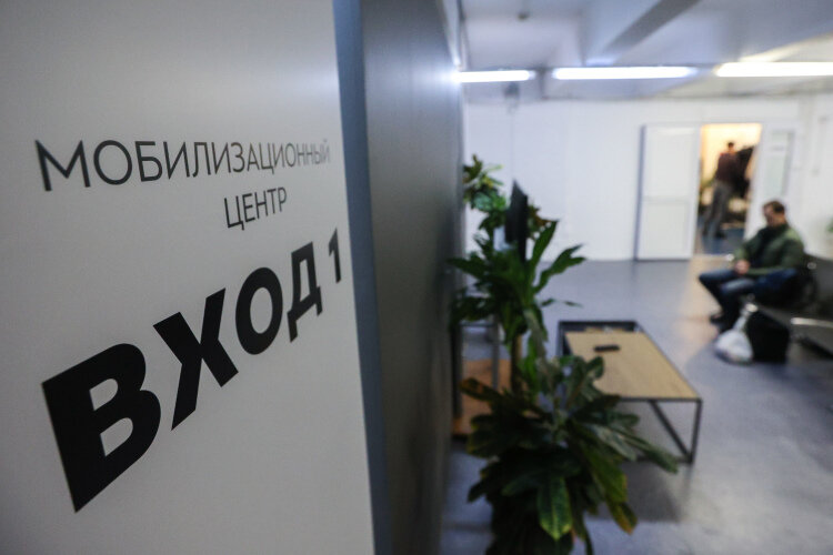    У военкомов все меньше и меньше вопросов по айтишникам, но «страна большая, перегибы на местах где-то есть», поэтому минцифры готово и дальше работать со всеми нестыковками