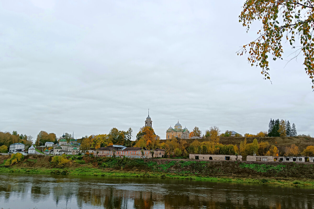 Вид на Борисоглебский собор в Старице