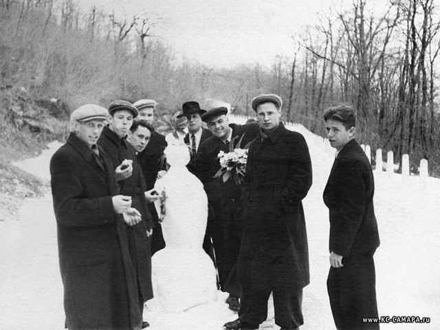 1952 год. Сочи. Гора Ахун. Слева-направо: м.c. Игорь Гаврилов, Владимир Соколов, Борис Цуграниc, Виктор Коновалов (врач), Дмитрий Демин (политрук), вратарь Николай Аникин, Виктор Кирш, … .