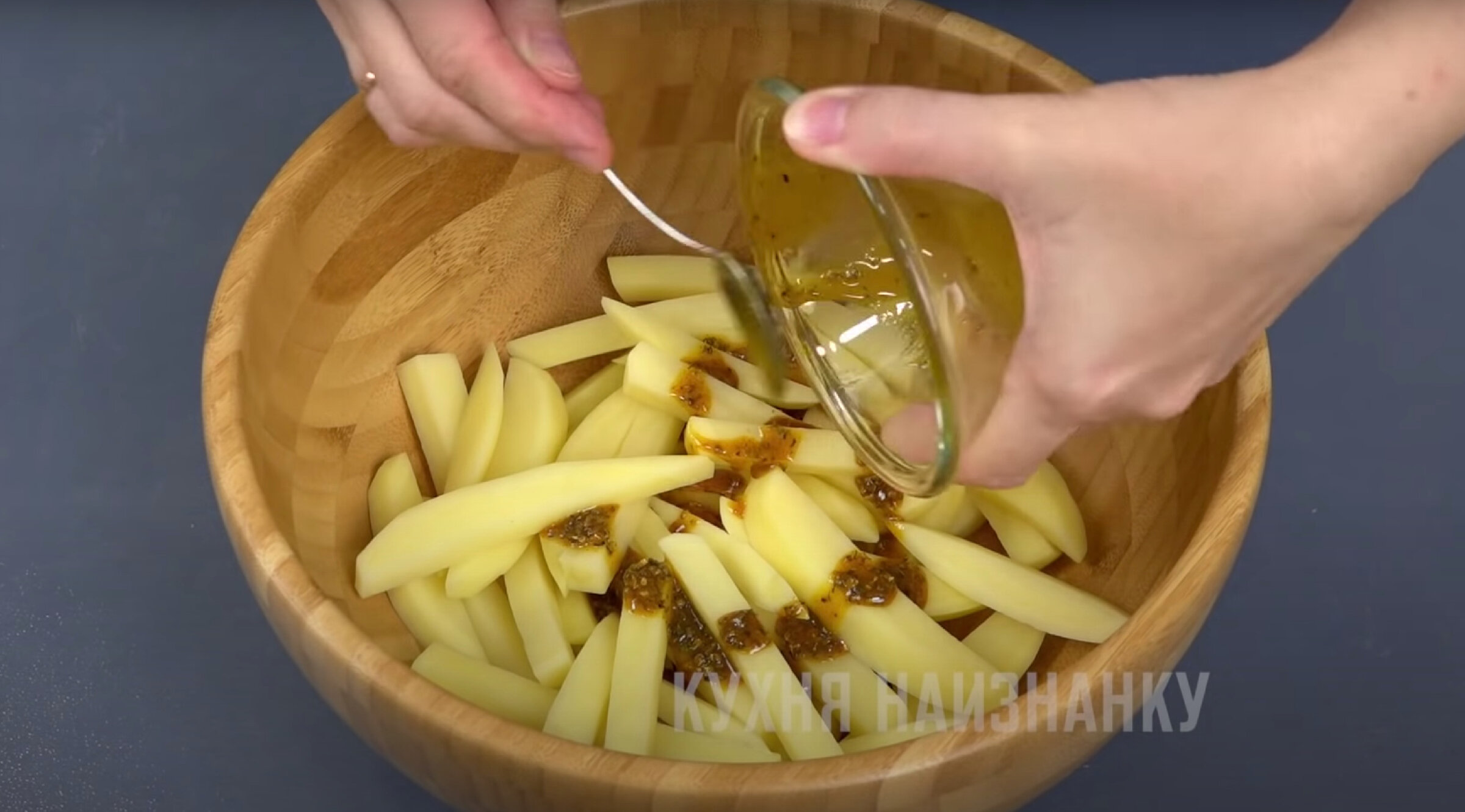 Фарш сверху картофель на терке. Кухня наизнанку картошка в духовке. Сковородка картошка с луком. Курица с картошкой на пергаменте. Варёная картошка с луком на сковороде.