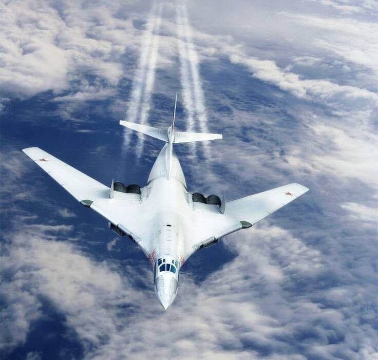 Ту - 160. Красавец. Картинка из открытых источников. Есть кстати удивительная история как наши лётчики их перегоняли в РФ с Украины в 90е чтобы их там на металл не попилили или США не продали.