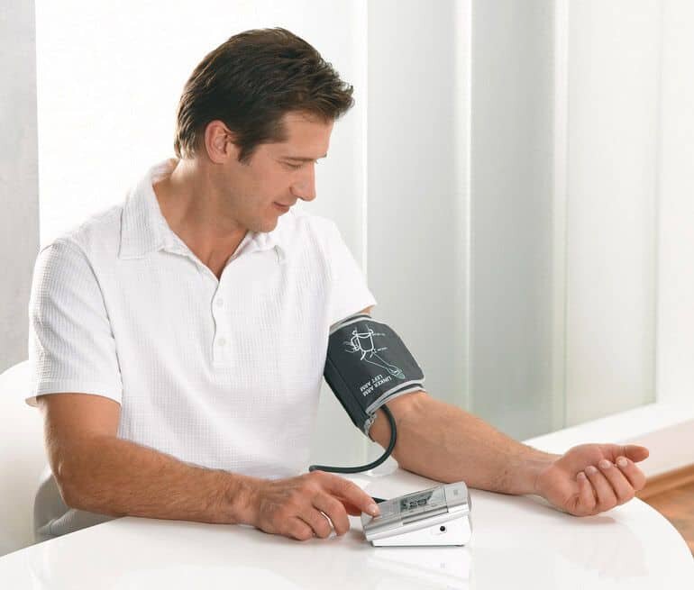 Мужчина на данном фото правильно надел манжету на плечо. Фото из открытых источников. 