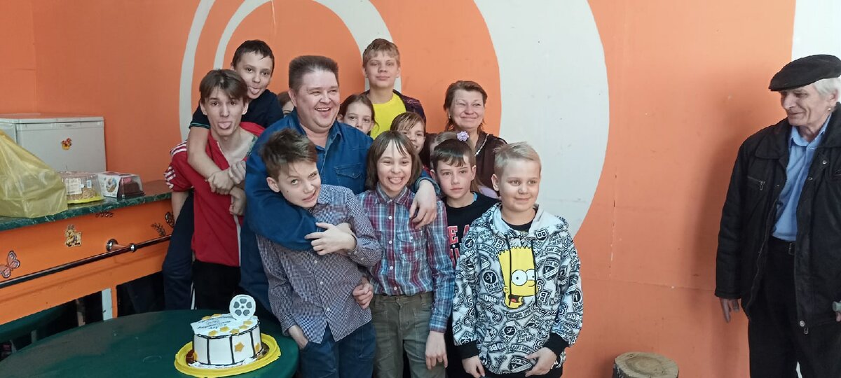 и люди его окружают серьезные!