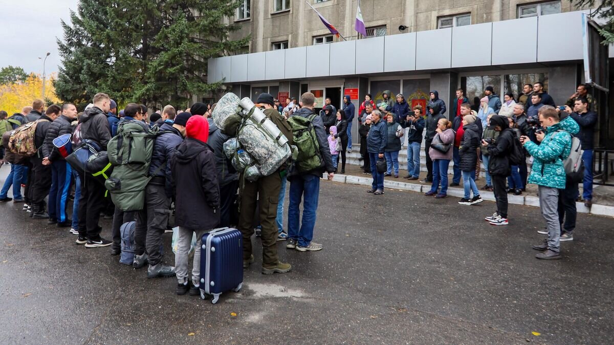    Мужчины, призванные на военную службу в ходе частичной мобилизации, возле военкомата Ленинского и Свердловского административных округов города Иркутска© РИА Новости / Кирилл Шипицин