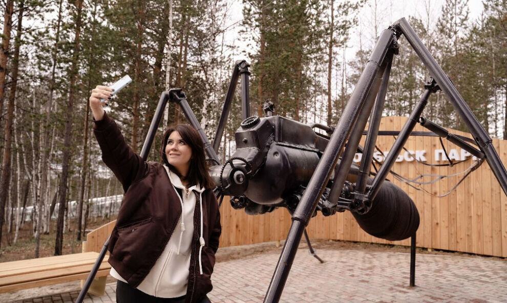   В городском парке Ноябрьска обустроили фотозону с памятником комару
