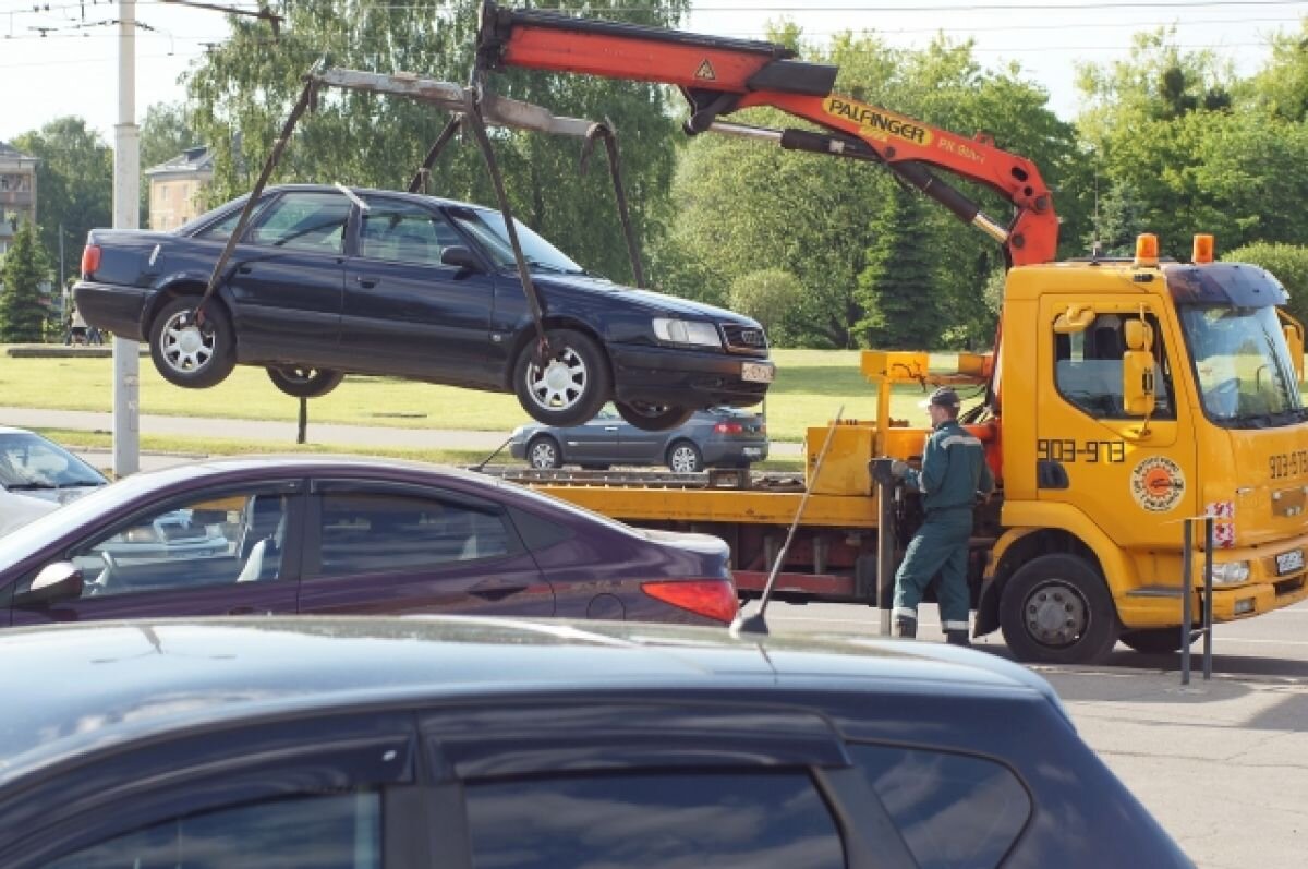    Два брошенных автомобиля эвакуируют с улиц Казани