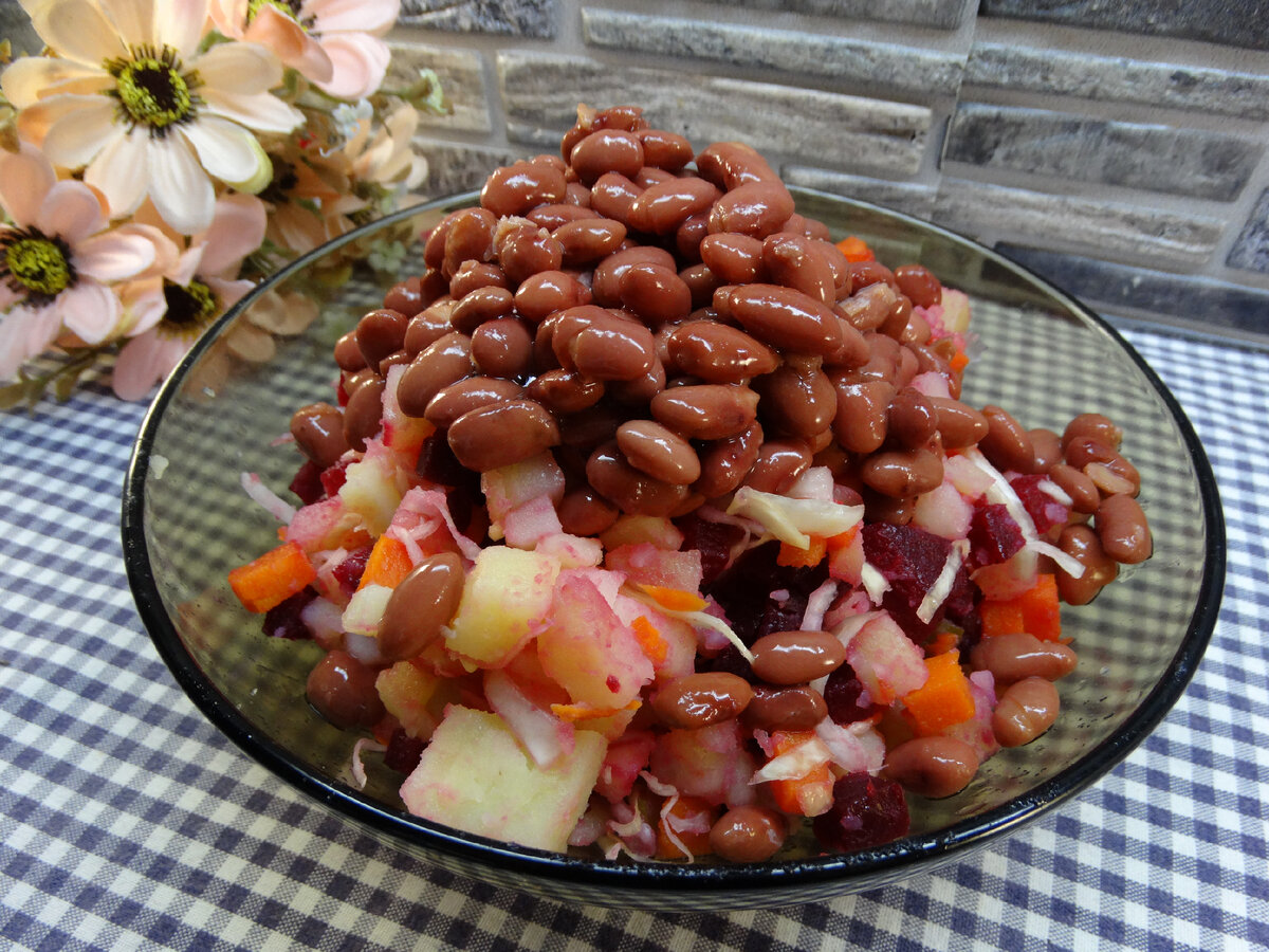 Винегрет с фасолью, солеными огурцами и квашеной капустой