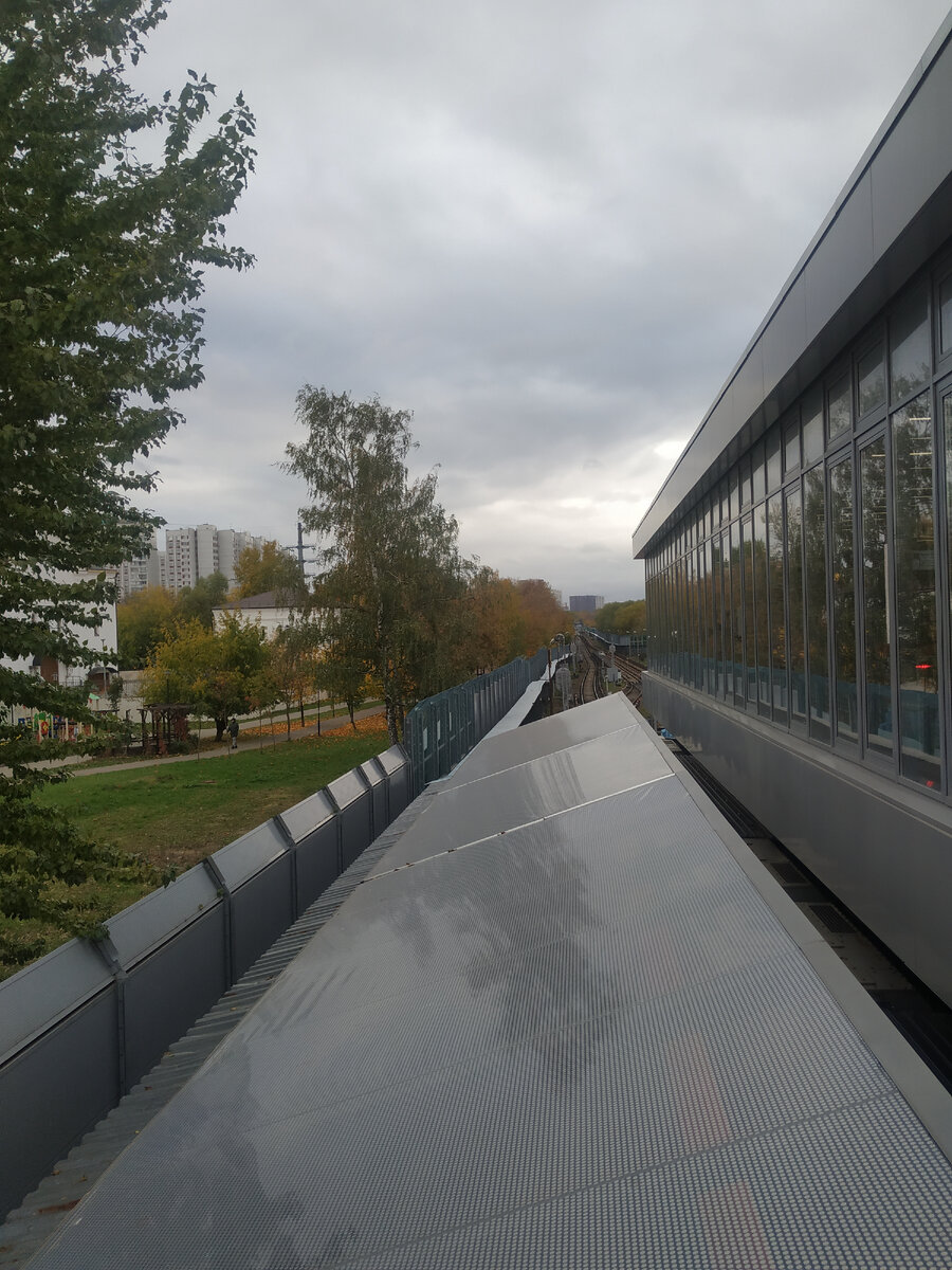 Осень на Багратионовской. Зеленый семафор вдали справа. Но увидеть его на фото трудно.  Фото автора