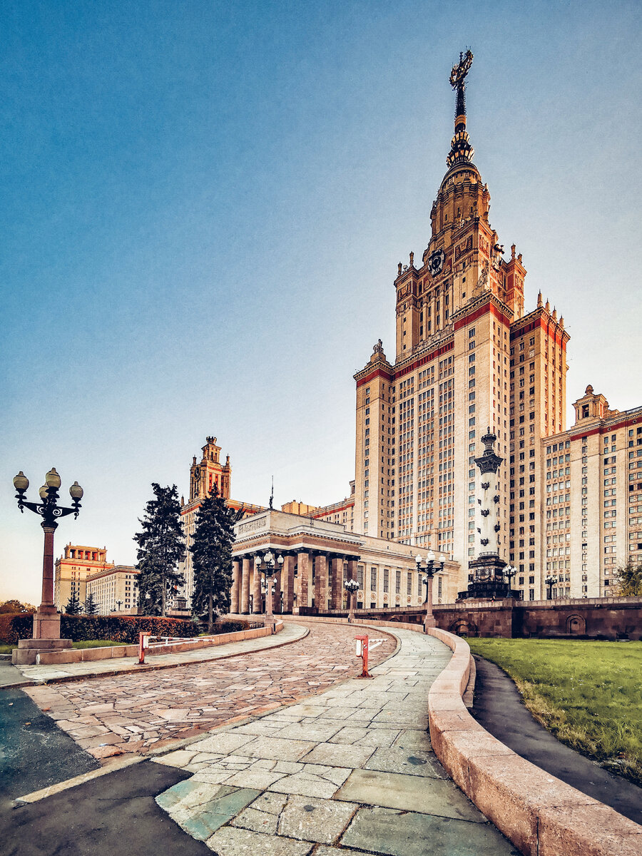 Фото учреждения имени ломоносова. Московский университет имени Ломоносова. Москва высотки МГУ Сити. Высотка МГУ. Здание МГУ.