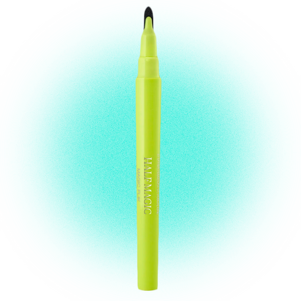 
купить$20Подводка для глаз Magic Flik, Half MagicВизажистка Донни Дэви знает толк в графичных стрелках. В рамках своего бренда она создала подводку с необычным наконечником. Это не привычные нам кисть или аппликатор, кончик скорее напоминает перо для каллиграфии. Он плоский, широкий и с закругленными краем. Подводка не соскальзывает, не оставляет «грязных следов» и точно повторяет движение руки.    
 Но главная фишка не в этом — форма наконечника позволяет рисовать стрелки разной формы одним махом. Если нажать посильнее, стрелка будет шире, если чуть ослабить хватку — линия станет тоньше. Пигмент суперконцентрированный и держится до 12 часов. Дождь стрелки тоже переживут.