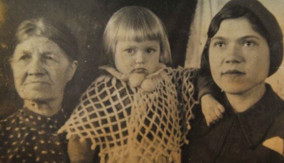 Галина Стаханова с матерью и бабушкой