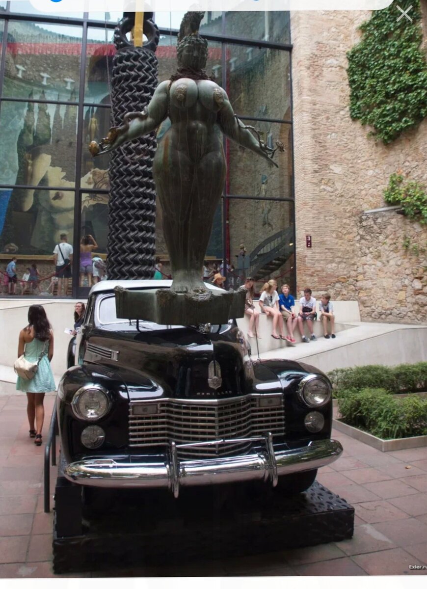 Слева видно вверху умывальники