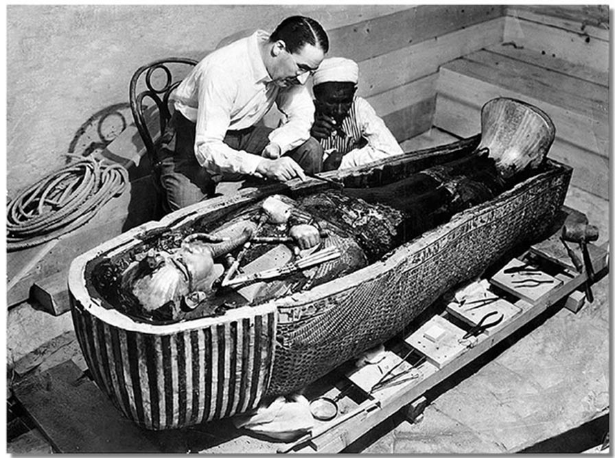 Говард Картер открывает самое сокровенное святилище гробницы Тутанхамона недалеко от Луксора, Египет.