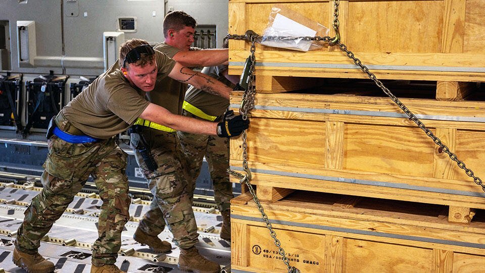     WP: США и Евросоюз рискуют остаться без оружия из-за поставок Киеву Global Look Press/Airman 1st Class Cydney Lee/Keystone Press Agency