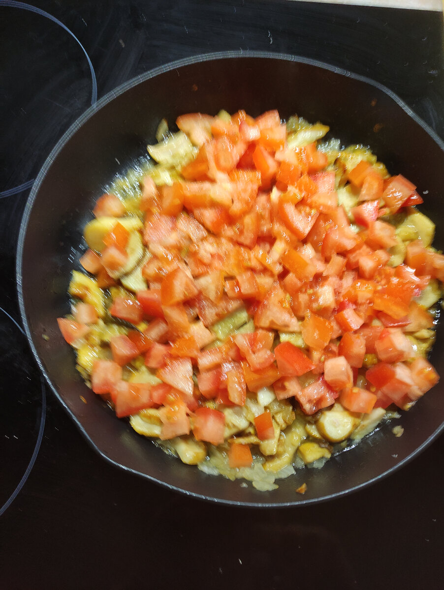 Сайда тушеная на сковороде в помидорах с луком и грибами. Пошаговый рецепт  с фото. | На кухне у Степаныча | Дзен