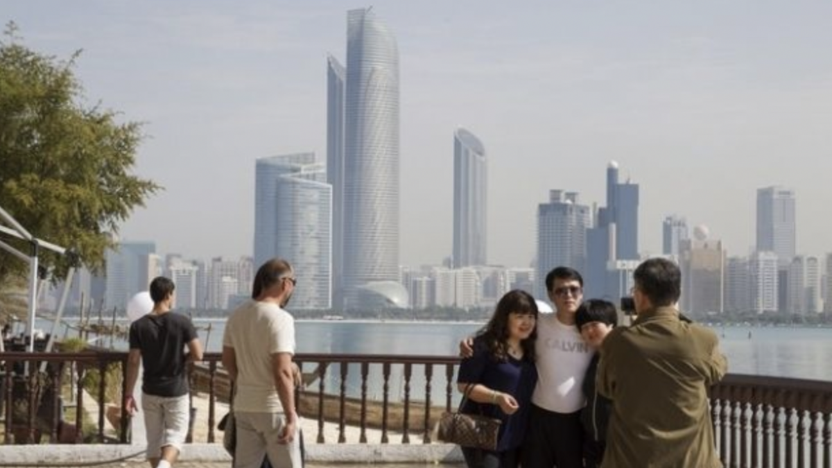 какие правила в дубае. арабские эмираты верблюды. абу даби туристы. абу-даби. мечеть абу даби дресс код.