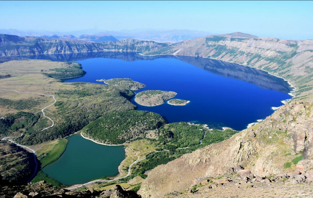 Кратер горы Немрут. Высота  2935 метров над уровнем моря.