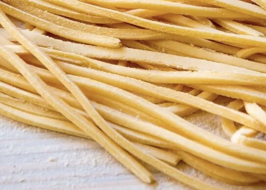 Тоннарелли — длинные как спагетти, но с квадратным сечением. Чаще можнонайти свежие. 